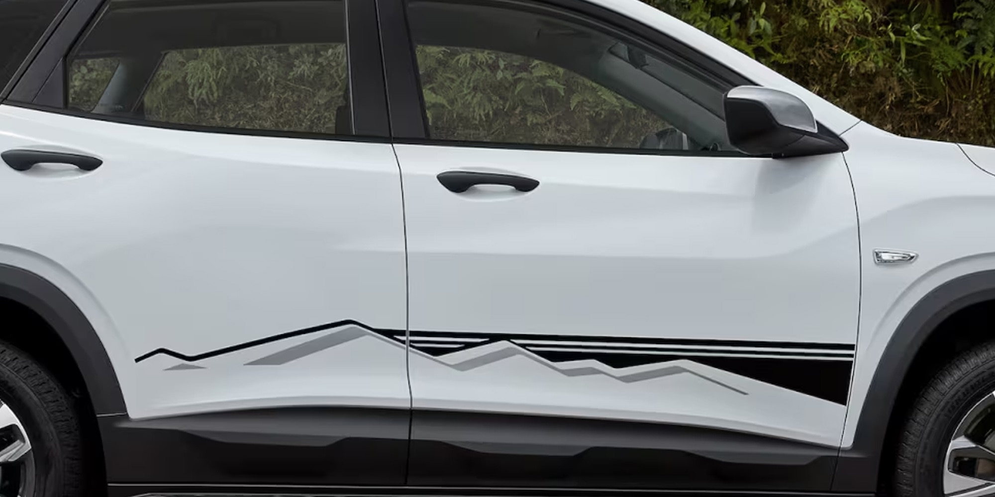 Chevrolet Tracker 2027 personalizavel com adesivo lateral